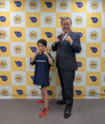 ファイティングポーズをとる男の子と大人男性