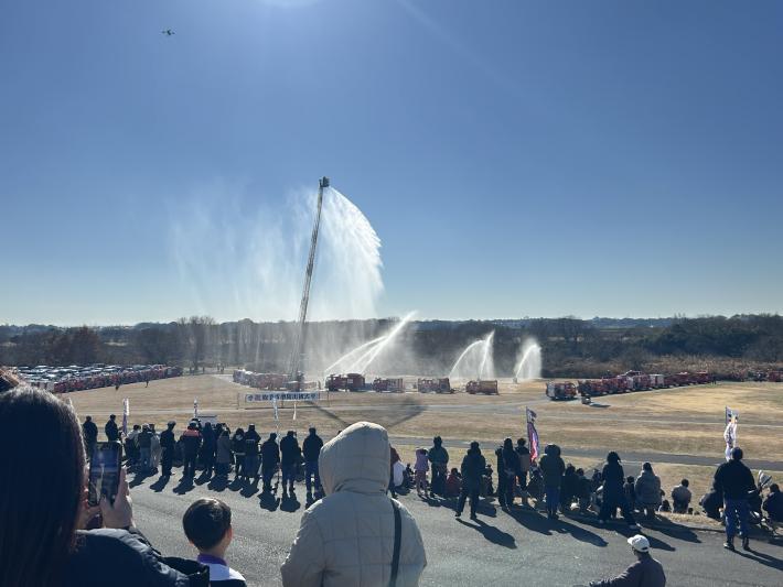 消防車が水を噴射する様子