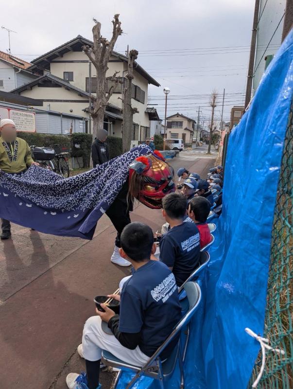 獅子舞を見るこどもたち