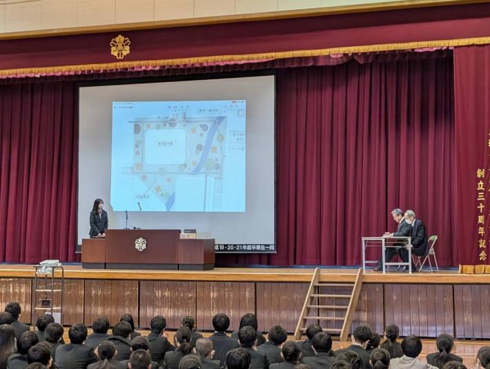 スクリーンに映されたデザイン絵