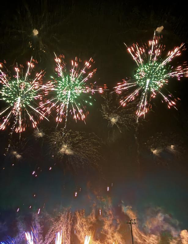夜空に打ちあがる花火