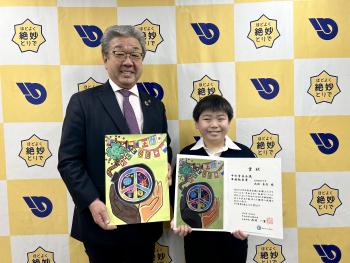 絵画をモチーフにした賞状と絵画を持つ男性と小学生