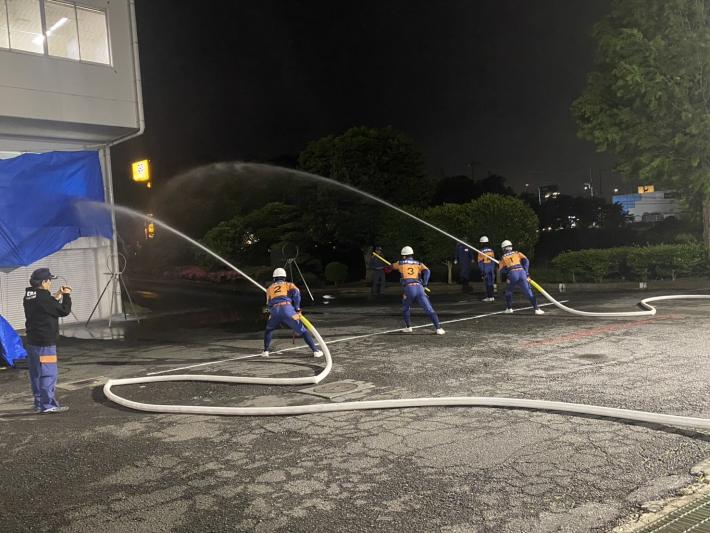 消防用ホースから放水をしている
