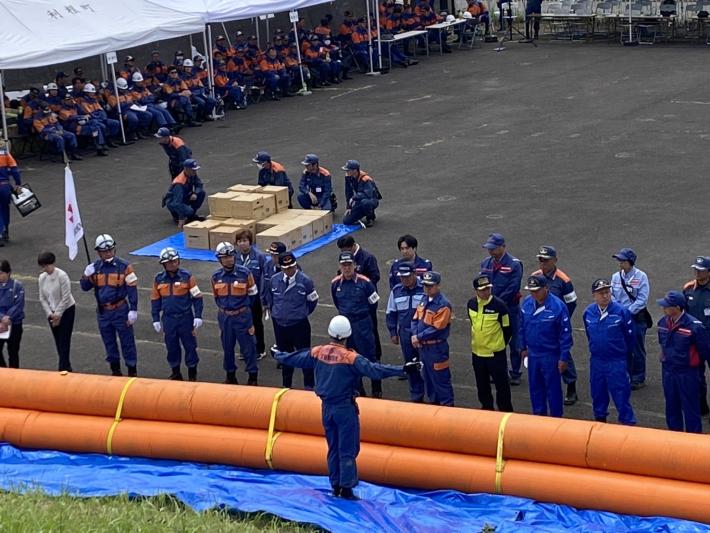 横長のオレンジ色水のうが会場に並べられている