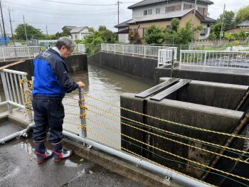 水路の状況を確認する男性