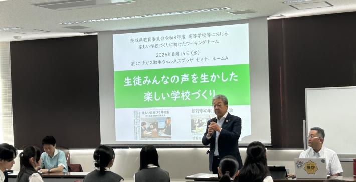 着座の高校生にマイクをもって語りかける男性