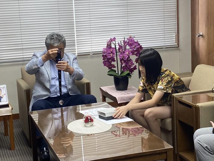 応接椅子に座る女子中学生と男性