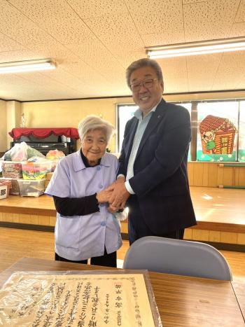スーツを着た男性と女性が握手をしている