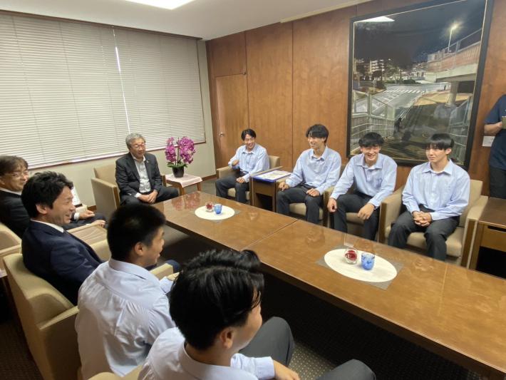 応接チェアに腰かける大柄の男子学生たち
