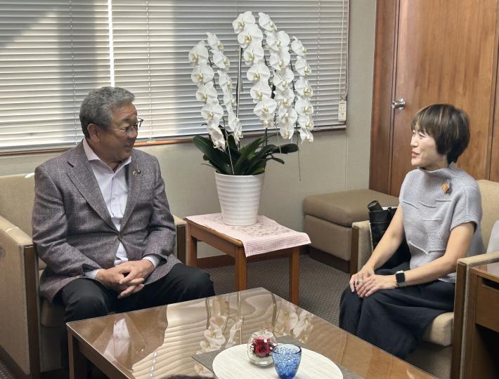 応接チェアに腰かける男性と女性