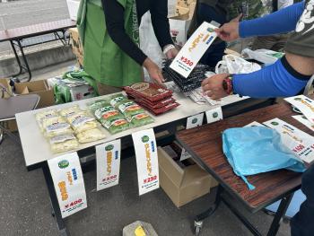 テントの下に並べられたこんにゃくを販売する様子