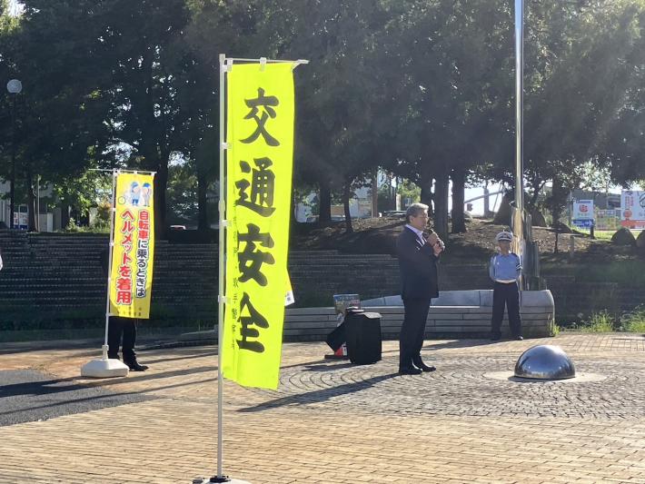 交通指導隊の前であいさつをする男性