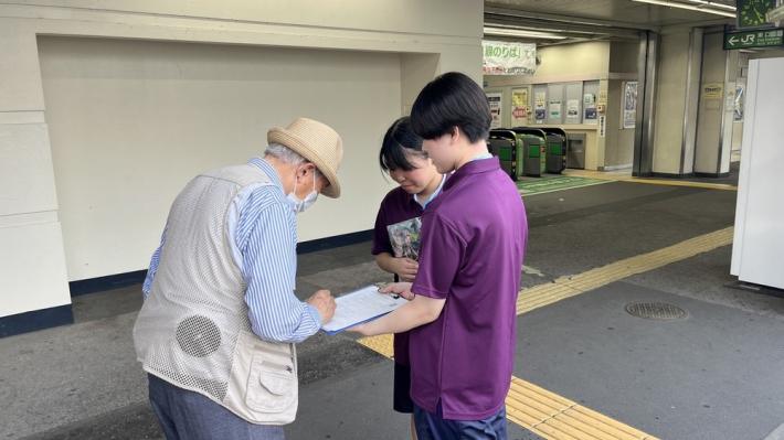 アンケートをとる女子学生