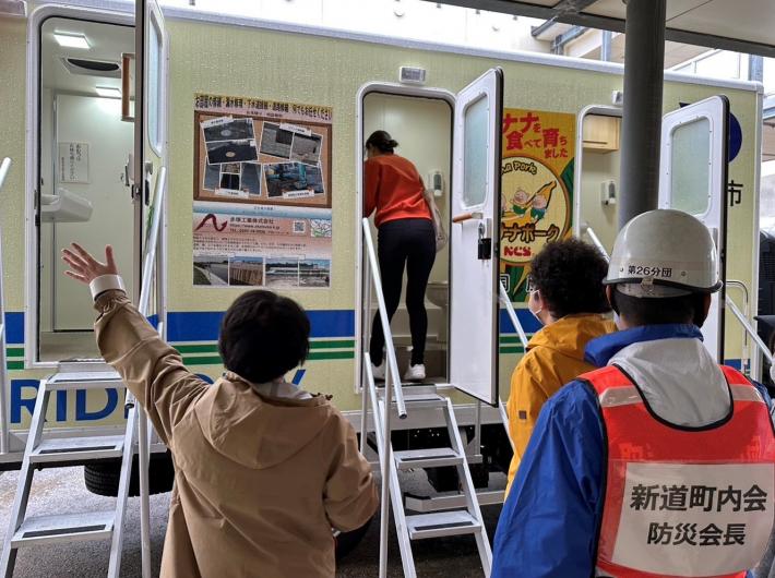 トイレトラックの中に入る女性