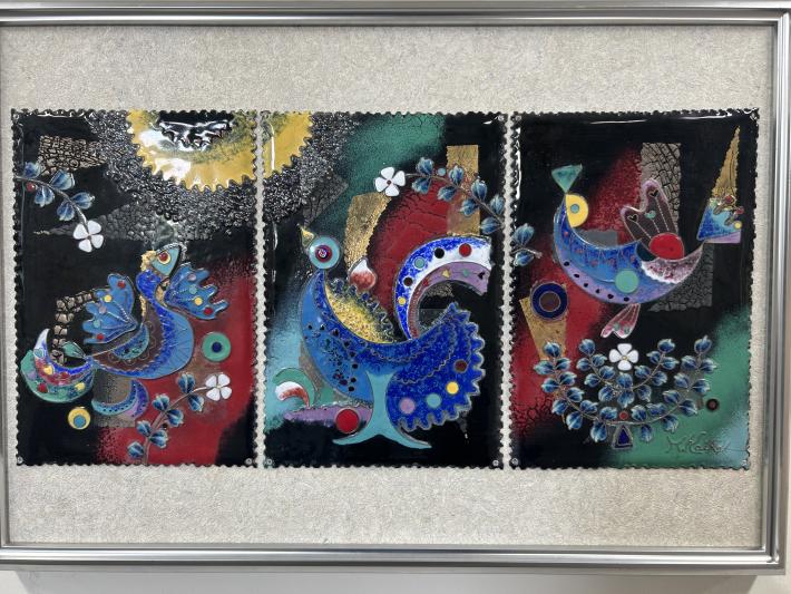 カラフルな3枚の七宝作品