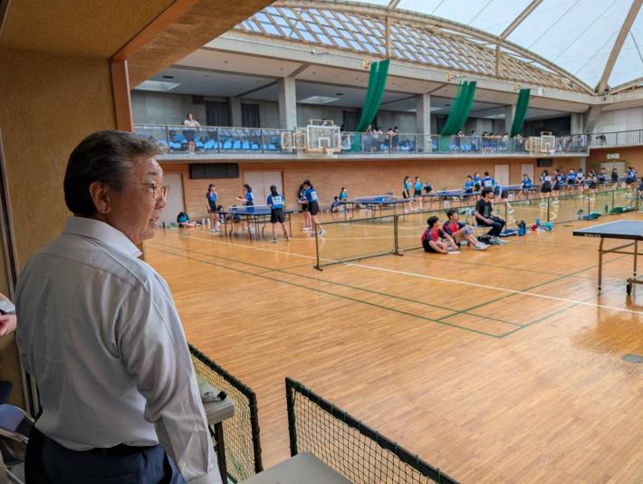 卓球の競技を見る男性