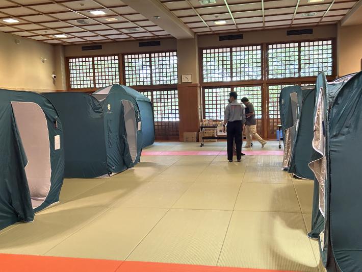 体育館の中に設置されたテント