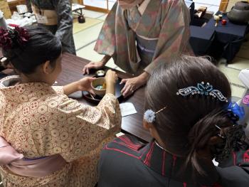着物を着てお茶体験をする外国出身者の様子