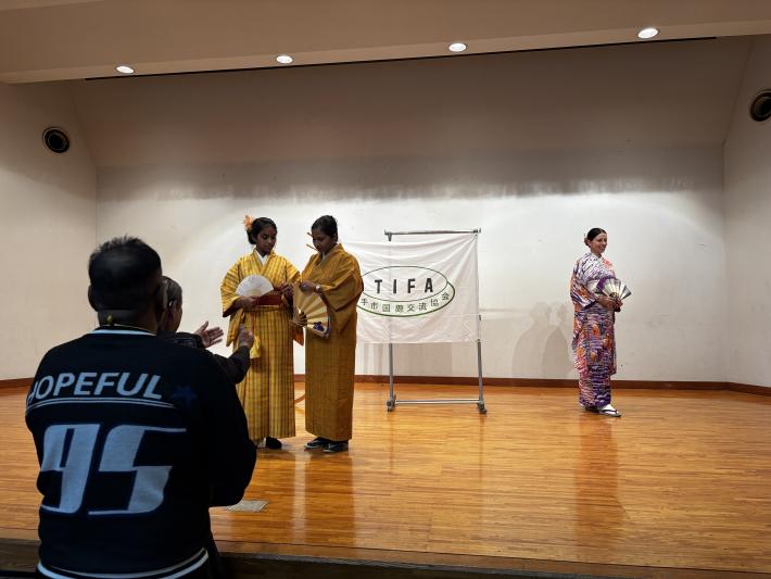 着物を着て記念写真を撮る外国出身者の様子