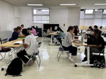 日本語教室で勉強する外国出身者とボランティア講師の様子