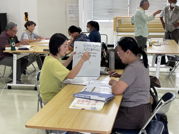 日本語での計算練習をする外国出身者