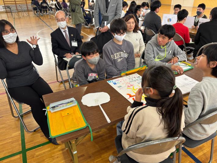宮和田小学校の生徒の発表を聞く取手市国際交流協会の会員と児童と副市長