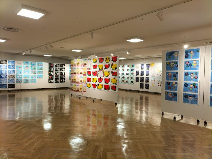 にこにこ元気なとりでっ子作品展の様子。壁に数多くの平面作品が貼られている。