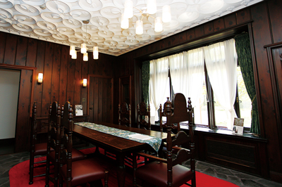漆喰で立体的な装飾が天井に施された甚吉邸の食堂