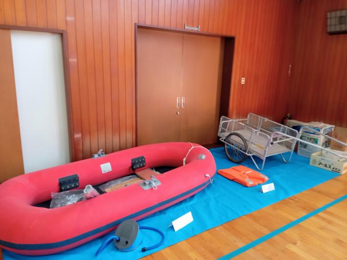 ボートなどの防災資機材が体育館に展示されている様子