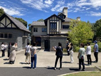 甚吉邸の外観を写した様子