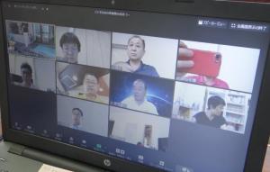 会議にオンライン参加する総務文教常任委員が画面にタイル状(横4列・縦3段、計10人)に並んでいるパソコンの画面を写した写真