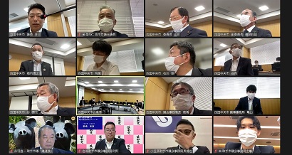 16分割されたZoom画面上に、それぞれスーツを着た短髪の男性15人と会議室の映像が映っている