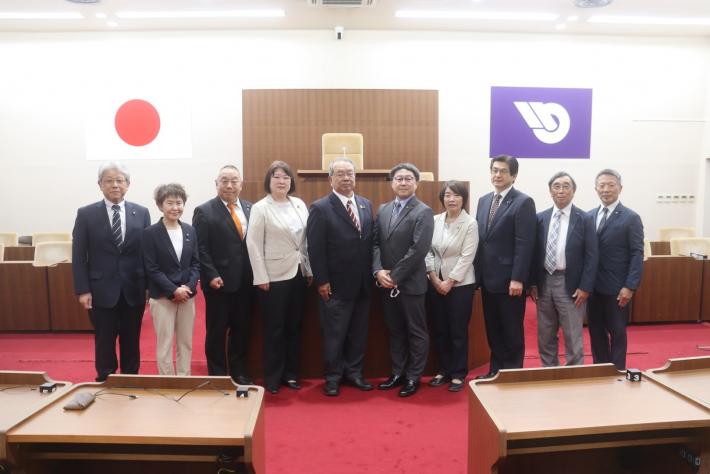 議場で男性と女性の議員が横に並んで立っている