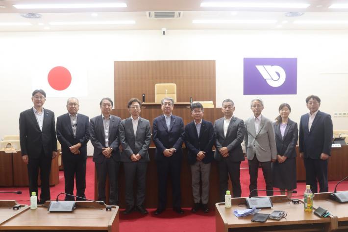 男女の議員数名の集合写真