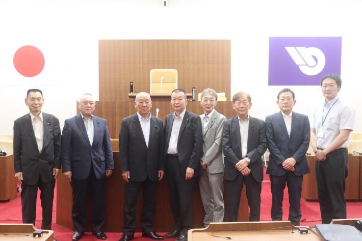議場で、男性の議員数名が横になって並んでいる