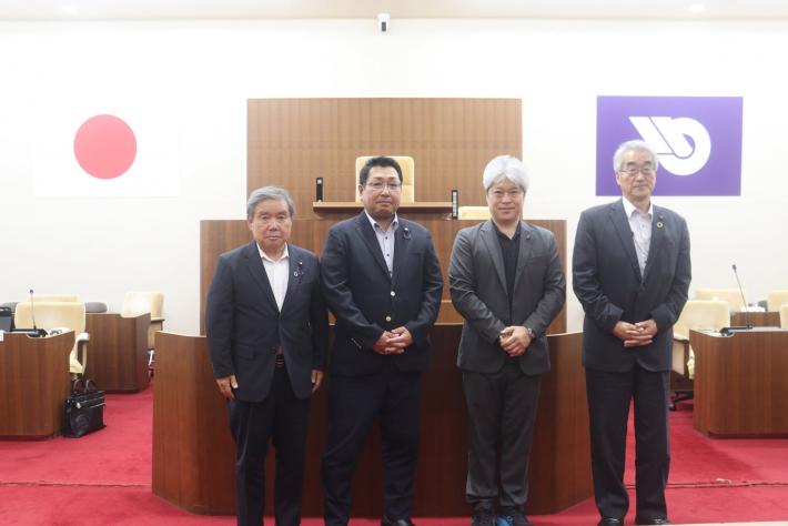 議場で、男性の議員数名が横になって並んでいる