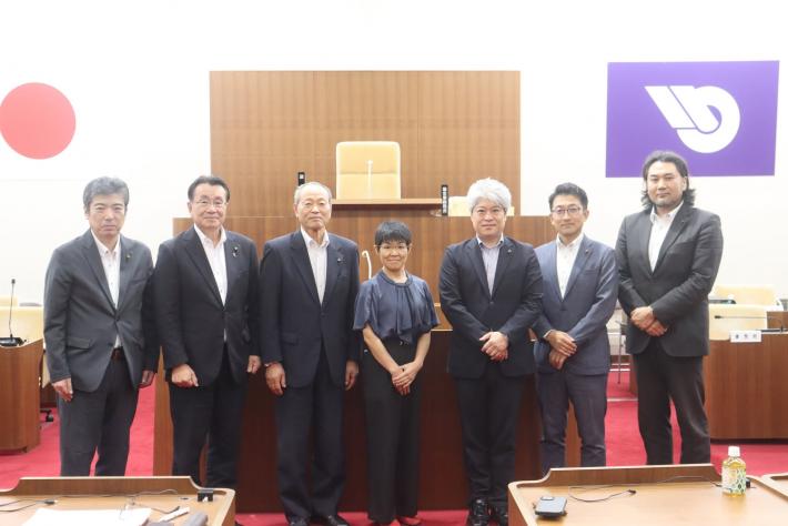 議場で、男性と女性の議員数名が横になって並んでいる
