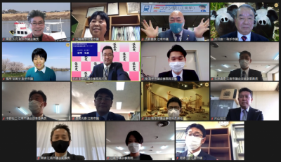 参加者全員（江南市議会・議会事務局の皆さんと取手市議会・議会事務局）の記念写真。16分割された画面に15人がそれぞれ笑顔で映る