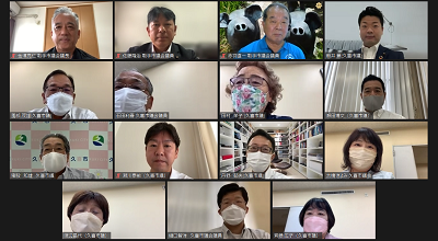 Zoomの画面。15枠に1人ずつ映って集合写真を撮った。左上から右に金澤議長、佐藤委員長、赤羽委員、久喜市議と続く。