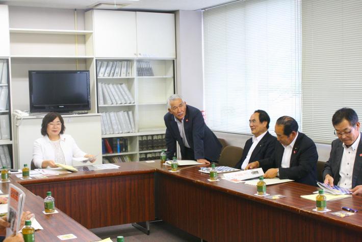 岡村副委員長が自席で起立しあいさつをしている様子。