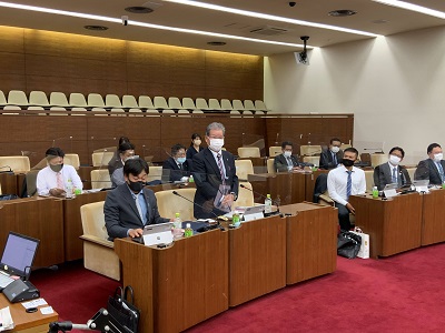 最前列、左から2番目の席で起立してあいさつをする宜野湾市議会の男性副委員長(米須副委員長)