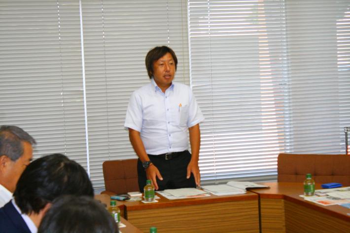 田中委員長が立ち上がってあいさつをしている画像。