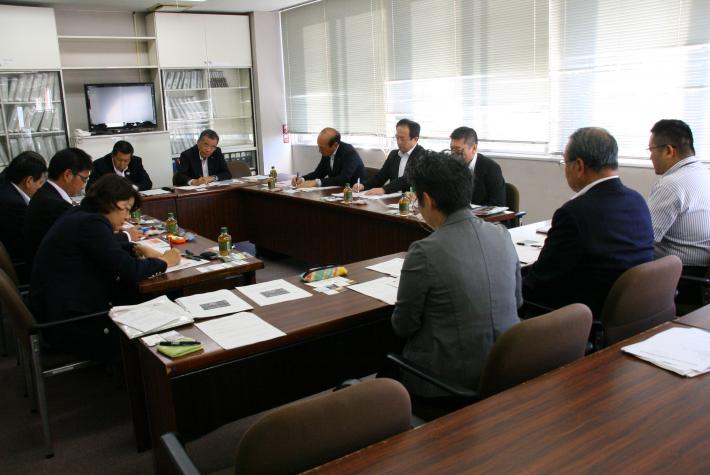 ロの字型に並んでいる机の周りに座っている福津市議と取手市議・職員の写真