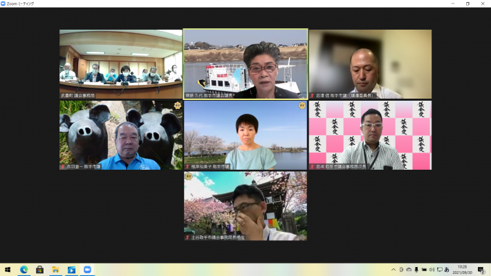Zoom画面上で齋藤議長、岩澤委員長、赤羽委員、根岸委員、事務局職員、武豊町議会の皆様がオンライン視察を行っている様子