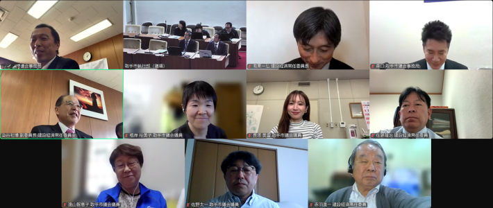 オンライン会議の画面に、男性と女性の議員や市の職員の顔が映っている