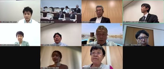 オンライン会議の画面に、男性と女性の議員や市の職員の顔が映っている