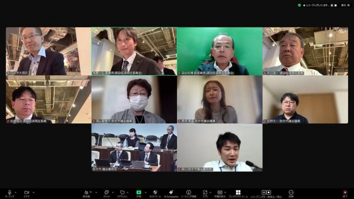 Zoomのオンライン会議の画面に数名の議員と職員が映っている