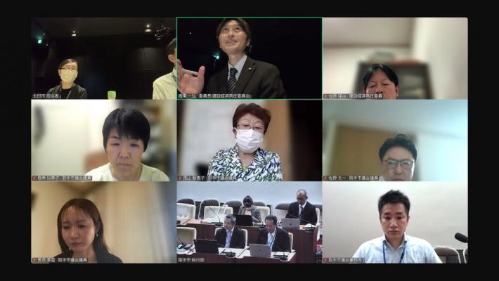 Zoomのオンライン会議の画面に数名の議員と職員が映っている