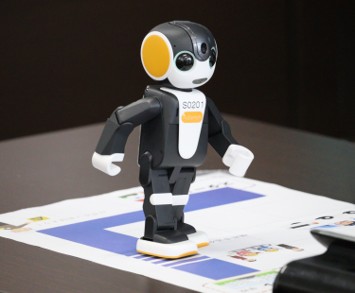 モバイル型ロボットが机の上に載っている