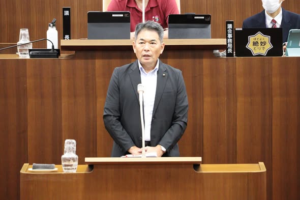 落合議員の一般質問の様子